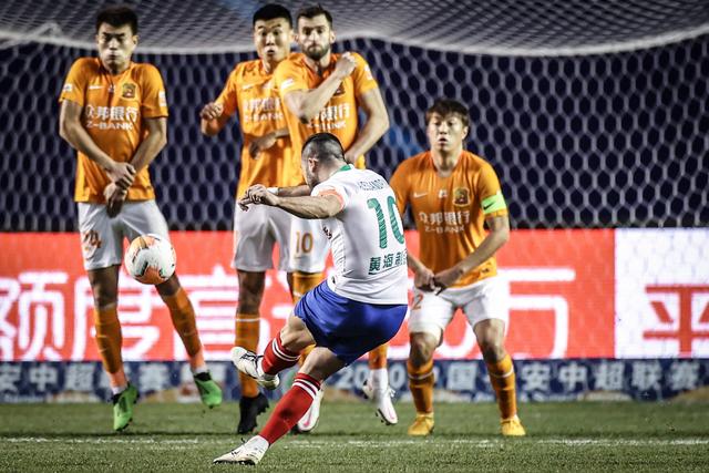 中国男篮4分险胜！焦泊乔爆发，王俊杰18分14篮板，徐昕10分